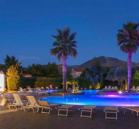 فندق Holiday Beach 3*
